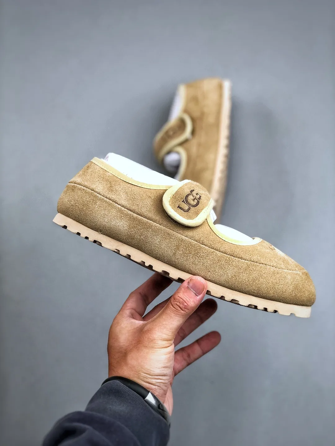 Local self-pickup 💰520 supports store release. The best-selling model on the entire network at the end of the year, UGG Mary Jane Mule slippers, 1.5CM thin sole, women's model, Xiaohongshu hot model, produced by a major foreign trade factory in Guangzhou, from toe to insole, real sheep fur, independent outer box packaging, craftsmanship, different from any version on the market, 1.5Ccm thin sole, independent original development of outsole, cashmere insole, keeping warm in winter, going out, and a very suitable choice for home use. This year uug launches a style series Partly catered to the preferences of young consumers, it has also moved to the forefront of fashion trends. Shoe body material: suede upper, 17mm UGGPURE™ implanted wool insole, lightweight non-slip and comfortable rubber outsole, with brand LOGO and trademark, with full packaging Size: 35-40